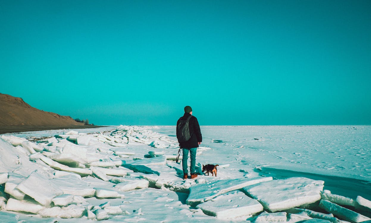 On the snowy coast there are red lights flashing due to plastic litter